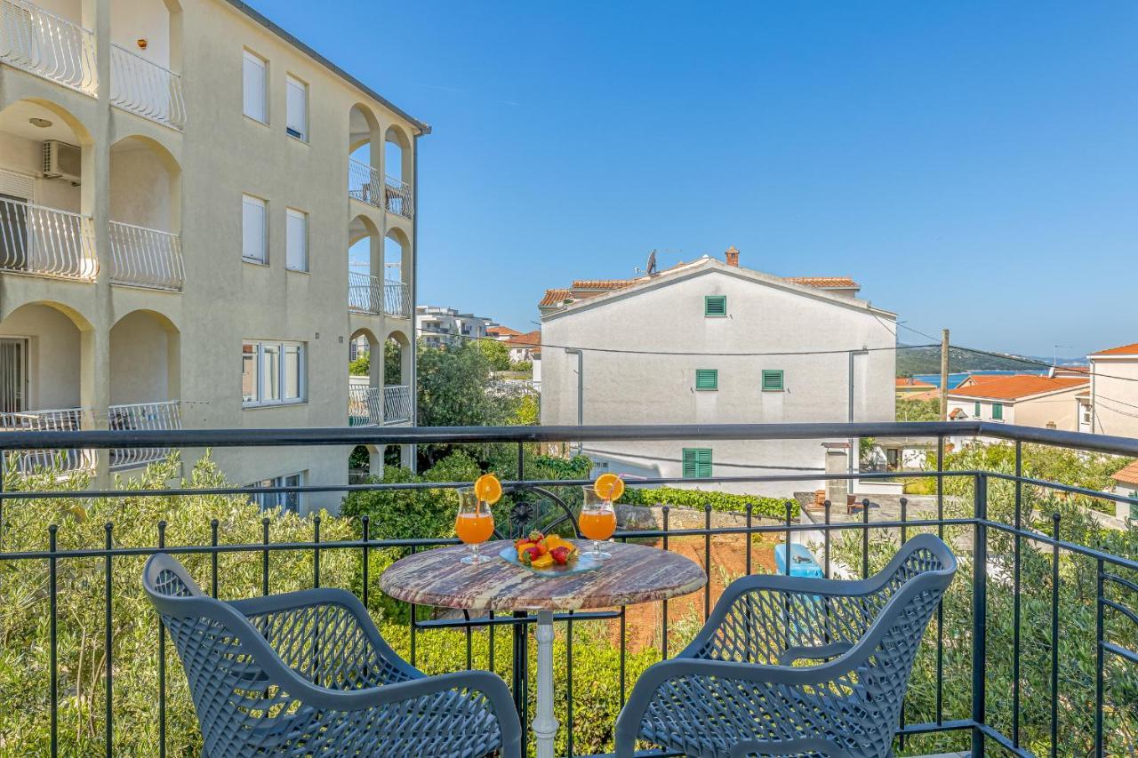 Island Resort Mihaela - Happy Rentals Trogir Exteriör bild