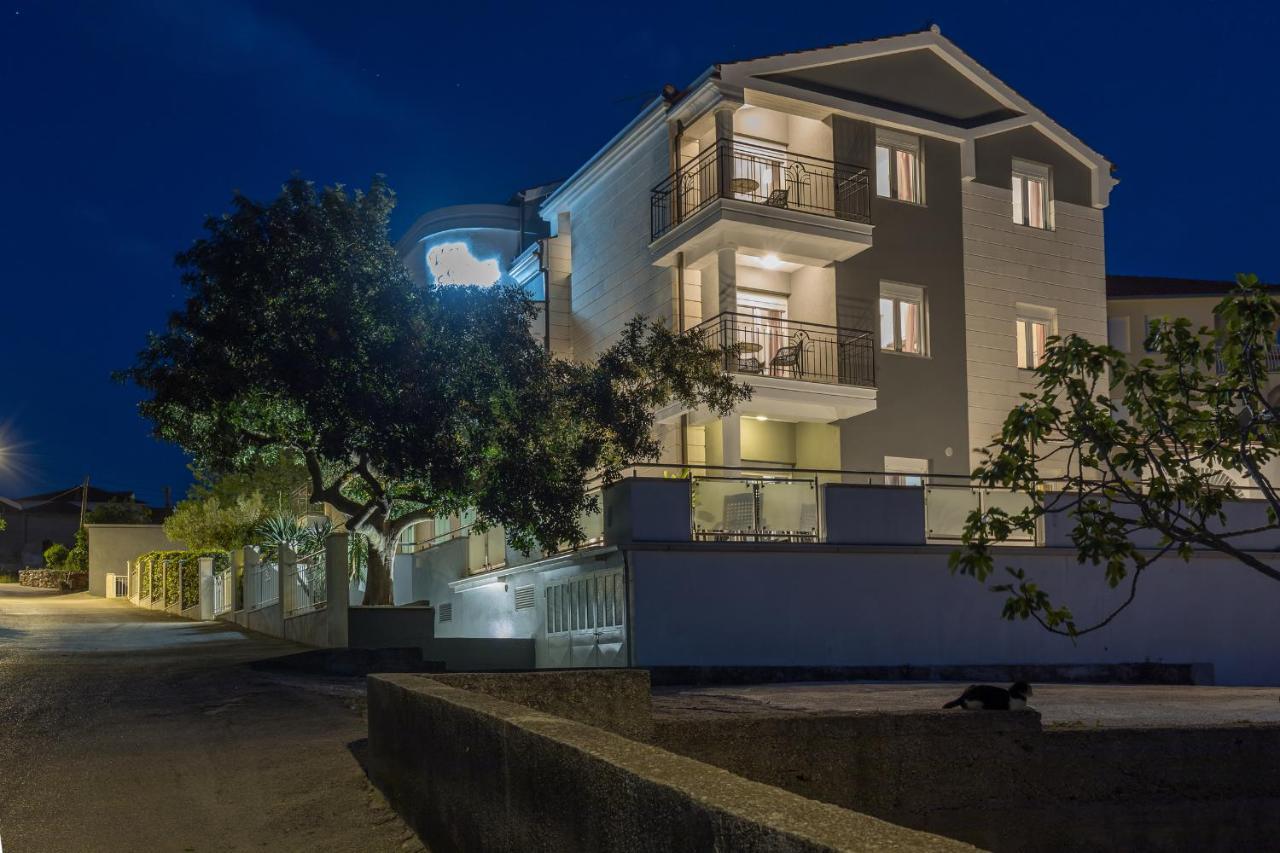 Island Resort Mihaela - Happy Rentals Trogir Exteriör bild